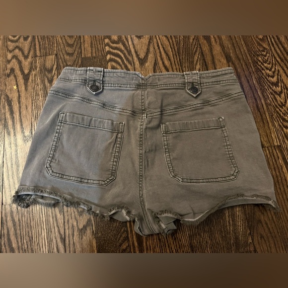 SO Gray High Rise Utility Cargo Shorts Women’s Size 13 - Picture 4 of 5
